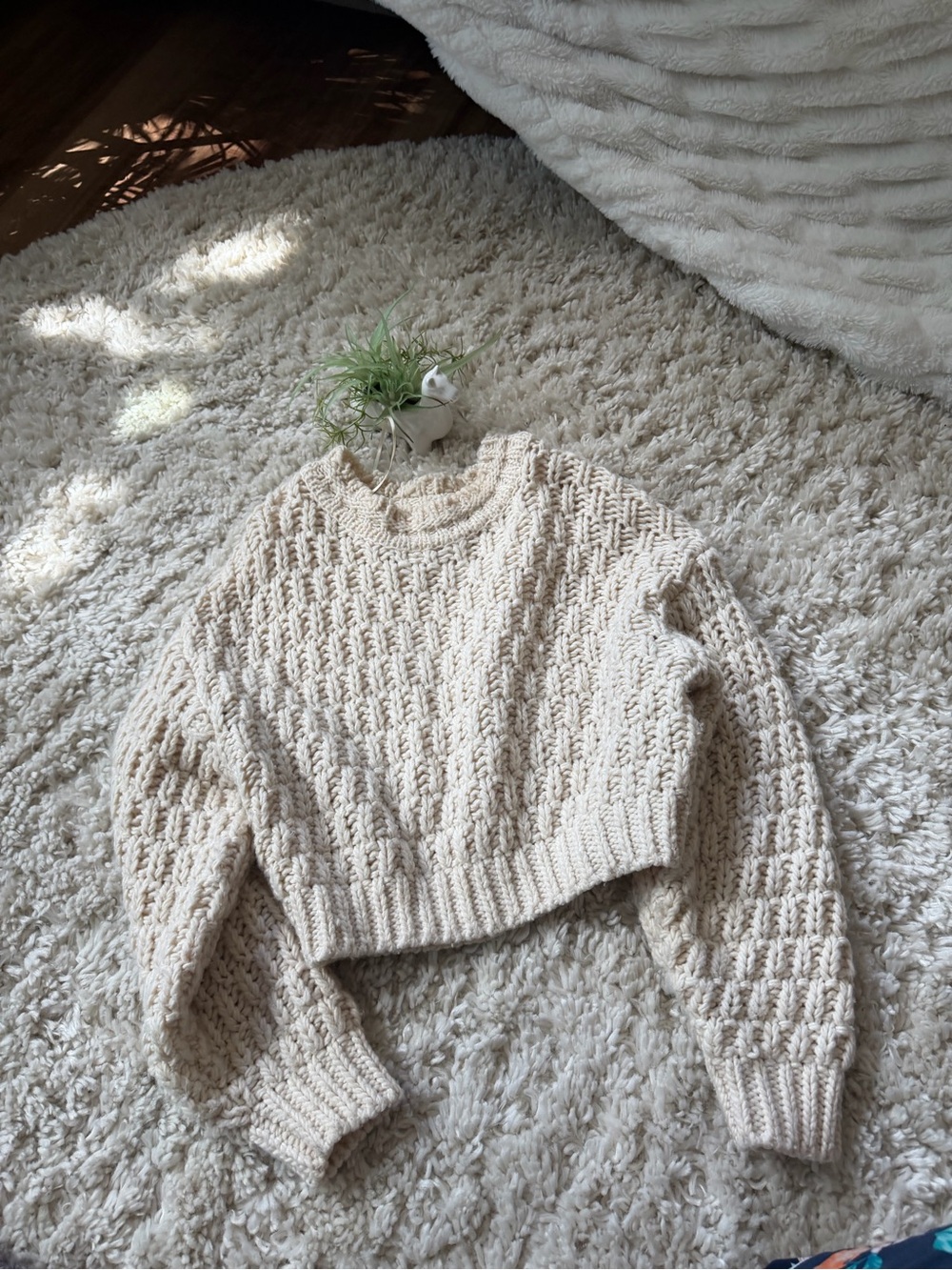 Universal Thread Cropped Cream Cable-Knit Crewneck Sweater